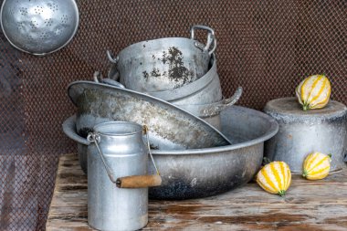 Sonbahar aksesuarları, çeşitli şekillerde metal kaplar, sonbahar hafta sonu konsepti, sonbahar durgun hayatı...