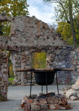 Ateşte metal bir tencere, dışarıda bir çorba pişirici, temiz havada yemek pişirme, doğada piknik.