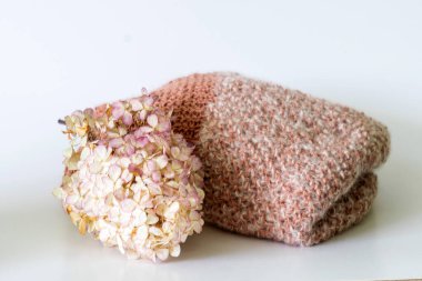 Beyaz bir arka planda örgü işi, örgü dokusu, dikiş işi, el işi.