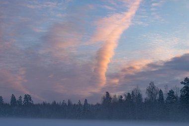 Muhteşem gün batımı gökyüzü, güzel kış manzarası, mavi saat, alacakaranlık, sis
