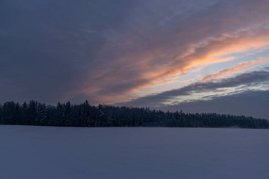 Muhteşem gün batımı gökyüzü, güzel kış manzarası, mavi saat, alacakaranlık, sis