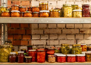 Ev yapımı reçeller, gıda deposu, bodrumda ev yemeği deposu, cam kavanozlarda yiyecek.