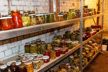 Ev yapımı reçeller, gıda deposu, bodrumda ev yemeği deposu, cam kavanozlarda yiyecek.