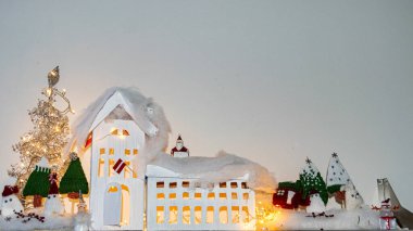 Noel süsü, karton kutulardan yapılmış evler, ışık telleriyle aydınlatılmış, tatil beklentisi