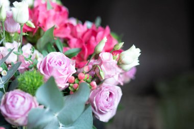 Renkli bir buket farklı çiçekler, farklı şekillerde çiçekler, renkler ve boyutlarda