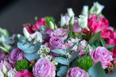 Renkli bir buket farklı çiçekler, farklı şekillerde çiçekler, renkler ve boyutlarda