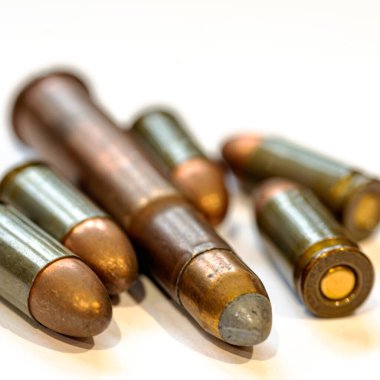 Ateşlenen mermilerin ve fişeklerin fotoğrafı, beyaz arkaplan