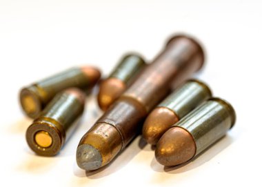 Ateşlenen mermilerin ve fişeklerin fotoğrafı, beyaz arkaplan