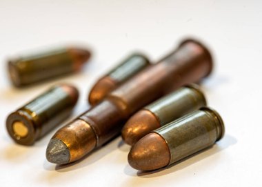 Ateşlenen mermilerin ve fişeklerin fotoğrafı, beyaz arkaplan