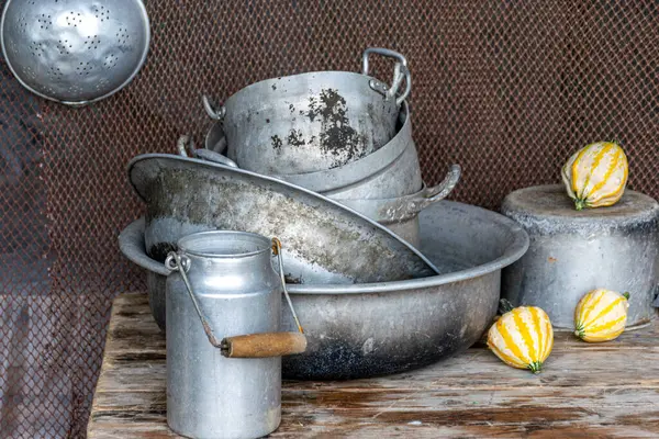 Değişik eski alüminyum nesneler, tarihi yemekler, çeşitli nitelikler