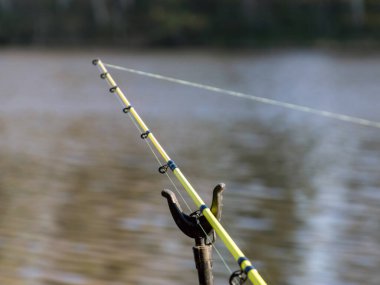 Balıkçılık mevsiminde, solmuş suyun arka planında misina ve ip parçaları var.