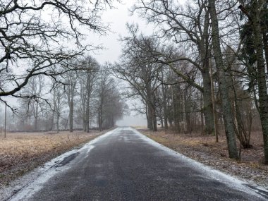 Asfalt yol resmi, resimdeki kar dokusu, bokeh ışık efekti