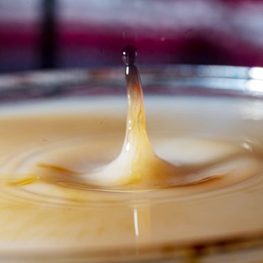 Renkli damlası olan soyut resim, bulanık arkaplan, su damlası sıçraması, yakın odak, kumlu su dokusu