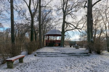 Parlak ahşap bir çardak, Valterkalnins, Valmiera yakınlarındaki Gauja nehri, kış manzarası