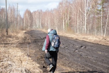 Bahar manzarası çamurlu bataklık, orman yolu, bahar, ıslak yoldaki yalnız gezgin, bahar