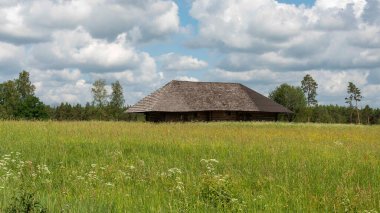 Güzel bulutlu kırsal alan ve eski ahşap ahır, yaz.