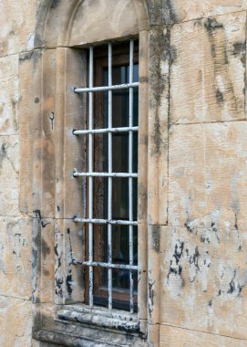 Antik pencere, taş bina, pencereden manzara, yaz.