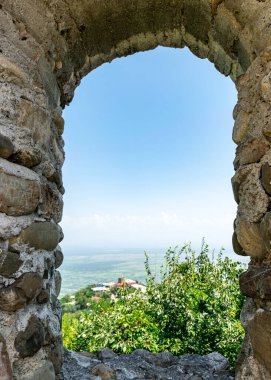Antik pencere, taş bina, pencereden manzara, yaz.