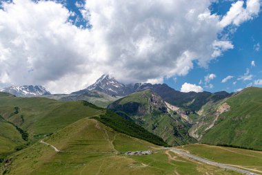 güzel dağ manzarası, bulutlar dağ zirvelerini kaplıyor, Kazbek, Georgia, yaz