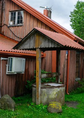 Eski kuyunun manzarası, antik su alan yer, yaz.