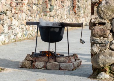 Tencerelerle manzara, şenlikli çorba pişirme, doğada piknik, tarihi yemekler, çeşitli nitelikler.