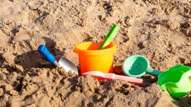 Sahilde çocukların plazma oyuncakları, su ve kum oyuncakları, yaz tatili