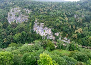 Tarihi bir binanın ön cephesi, tarihi bir nesne, yaz