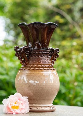 Bir kil vazo, dekoratif kil kaplar, el yapımı, el işi konsept, iç malzemeler, ev ve bahçe dekorasyonu