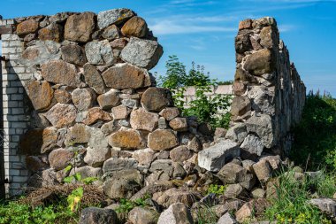 Eski bir ahır manzarası, tarlanın ortasındaki eski bir bina, yaz.