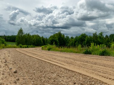 Toprak yolun fotoğrafı, basit köy yolu, derecelendirilmiş yol, yaz