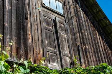 Eski bir ahır manzarası, tarlanın ortasındaki eski bir bina, yaz.