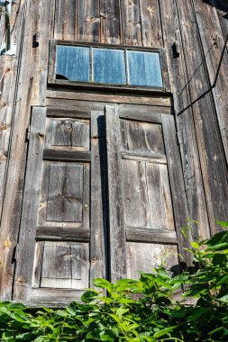 Eski bir ahır manzarası, tarlanın ortasındaki eski bir bina, yaz.