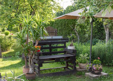 Yazın bahçeli manzara, dekoratif nesneler, bahçe ışıkları, yazın küçük bahçe, yazın doğa.