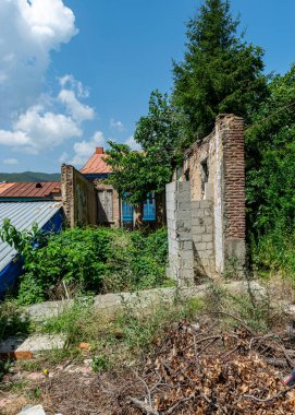 Tarihi bir binanın ön cephesi, tarihi bir nesne, yaz