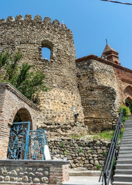 Tarihi bir binanın ön cephesi, tarihi bir nesne, yaz