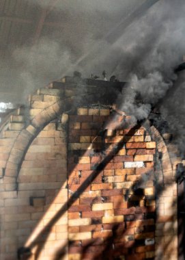 Harika duman oyunları seramik ateşleme fırınları, çömlek ateşleme, fırının dışında duman girdapları, gölge oyunları