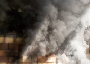 Harika duman oyunları seramik ateşleme fırınları, çömlek ateşleme, fırının dışında duman girdapları, gölge oyunları