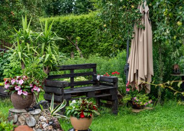 Bahçe dekorasyonu, bahçe dekorasyonu, ev dekorasyonu için çeşitli eşyalar, bahçıvanın konsepti, yaz mevsimi.