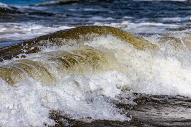 Deniz manzarası, denizde fırtına, kıyıya vuran beyaz dalgalar, Baltık Denizi kıyısı, Letonya, yaz