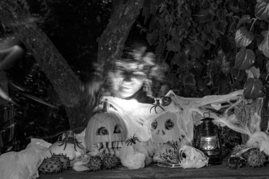 Korkunç Jack O Lantern Cadılar Bayramı balkabakları, oyulmuş farklı korkunç yüzler arka planda bir hayalet yüz, Cadılar Bayramı dekorasyon sahne ile çevrili kabaklar