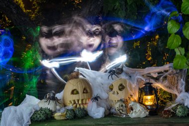 Korkunç Jack O Lantern Cadılar Bayramı balkabakları, oyulmuş farklı korkunç yüzler arka planda bir hayalet yüz, Cadılar Bayramı dekorasyon sahne ile çevrili kabaklar