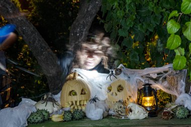 Korkunç Jack O Lantern Cadılar Bayramı balkabakları, oyulmuş farklı korkunç yüzler arka planda bir hayalet yüz, Cadılar Bayramı dekorasyon sahne ile çevrili kabaklar