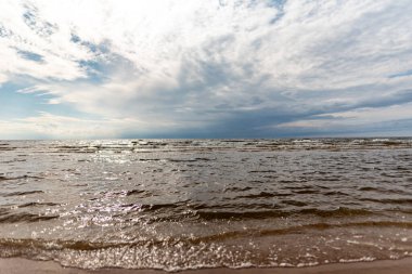 Güzel deniz manzarası, dramatik gökyüzü, Baltık Denizi kıyıları, sonbahar