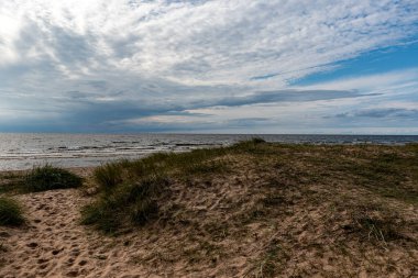 Güzel deniz manzarası, dramatik gökyüzü, Baltık Denizi kıyıları, sonbahar