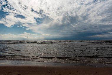 Güzel deniz manzarası, dramatik gökyüzü, Baltık Denizi kıyıları, sonbahar