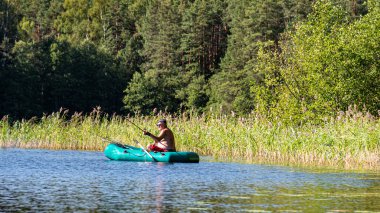 Göllü güzel bir yaz manzarası, balıkçı teknesi, yabani bitkiler ve ağaçlar, yaz