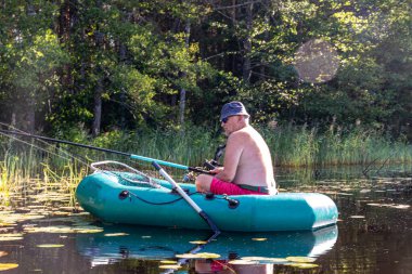 Göllü güzel bir yaz manzarası, balıkçı teknesi, yabani bitkiler ve ağaçlar, yaz