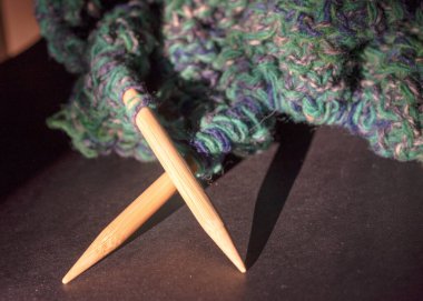 çeşitli örgü iplikleri ve örgü şişleri, örgü modası, yün iplik ve iğneler, örgü hobisi, dikiş giysileri, dikiş konsepti, yün örgü örme