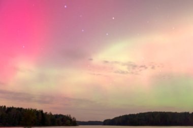 Gökyüzünde güzel kuzey ışıkları olan renkli fotoğraf gölün üzerinde kuzey ışıkları, Vaidavas Gölü, Letonya