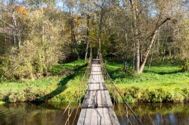 Gauja üzerindeki halat köprüsü, güzel nehir kıyısı, köprü Gauja 'nın her iki yakasını da bağlıyor, Vidagas köyü, Letonya, sonbahar